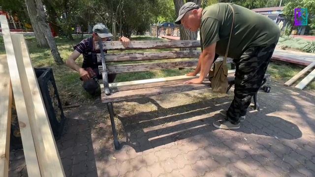 В керченских парках и скверах ремонтируют лавочки