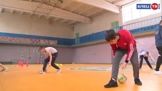 ФК "Елец" учит воспитанников школы № 19 азам самой популярной игры в мире