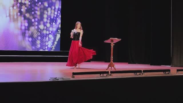 "Я танцевать хочу!". Поёт Гурова Анастасия.