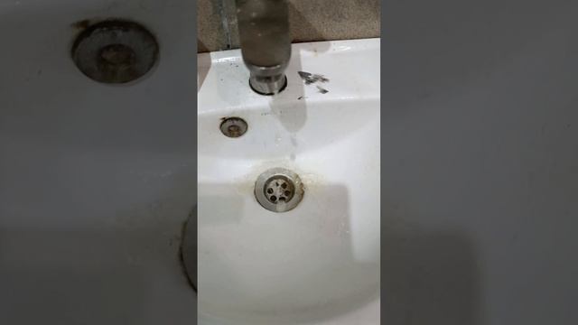 Вот такая вода сегодня шла на квартале Гвардейском и надо полчаса воду сливать чтобы чистая пошла