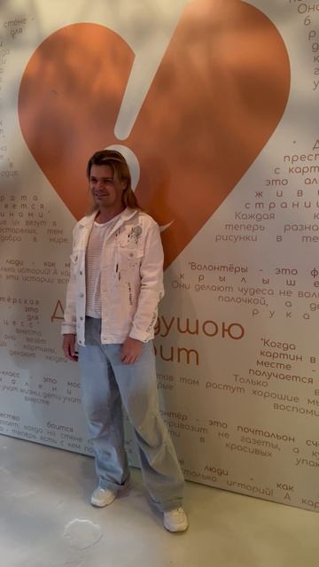Илья Гуров на открытии выставки «Душа с душою говорит»