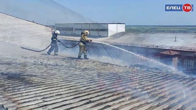 Пожар на Сахарном: на территории сахарного завода в Ельце произошло возгорание кровли