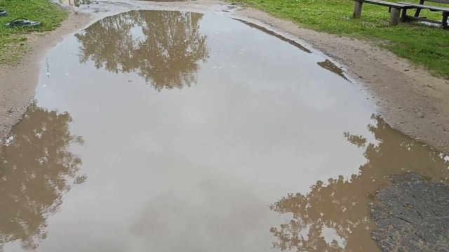 В ЛУЖУ СМОТРЯТСЯ ОБЛАКА