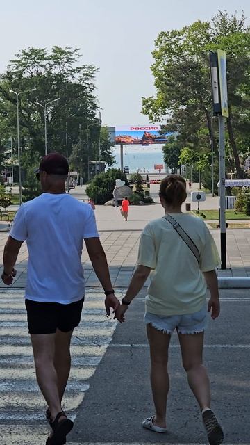 Анапа 11 июня 2025 г. Центральная аллея к мору на Городской центральный песчаный пляж. Тепло!