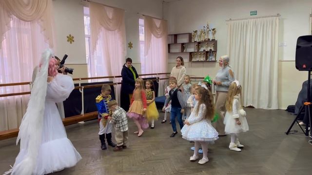 ПОДАРКИ от СВЯТОГО НИКОЛАЯ! Спортивный день Алисы | Our d