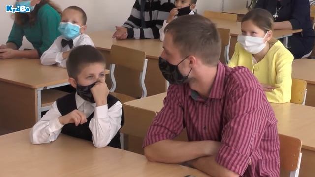 Вручение подарков в рамках акции "Помоги собраться в ш