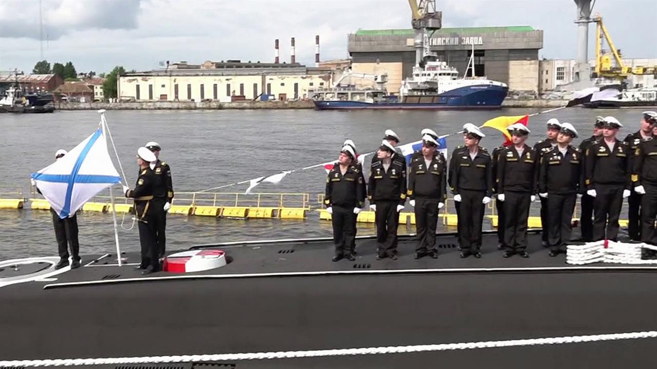 Андреевский флаг торжественно подняли на подлодке "Якутск" для Тихоокеанского флота