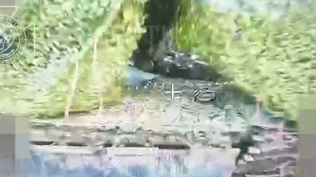 💥Бои в Сумской области: уничтожение танка ВСУ и бегущего экипажа противника !!!