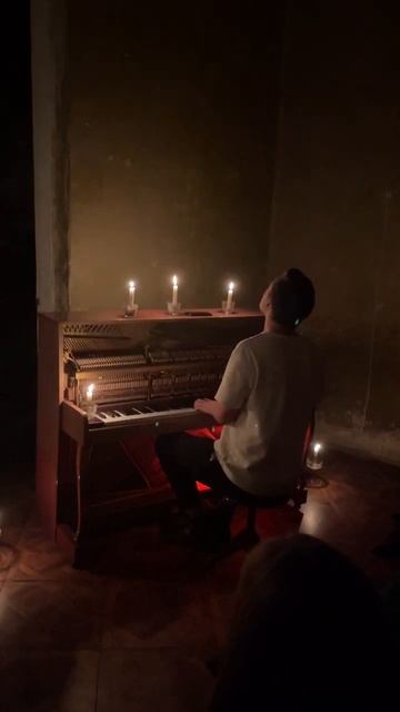 Дом стоит свет горит
