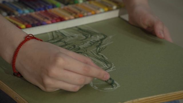 Ученики художественной школы Реутова написали портрет ветерана спецоперации 11.06.2025