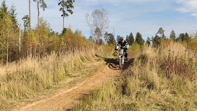 Поездка выходного дня на скутере с компанией