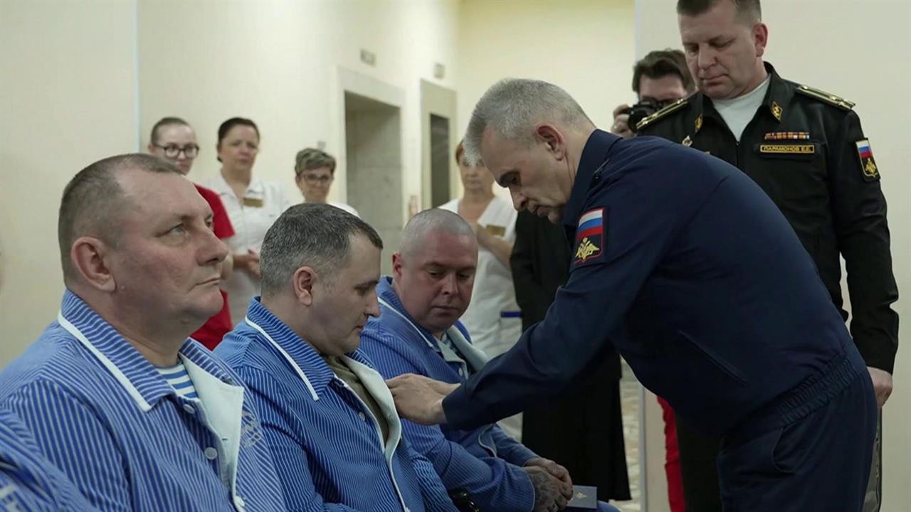 Бойцам СВО, которые после ранений восстанавливаются в госпитале им. Мандрыка, вручили госнаграды