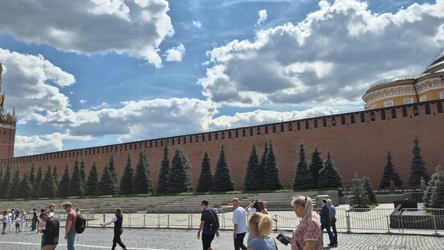 В мавзолей не попали