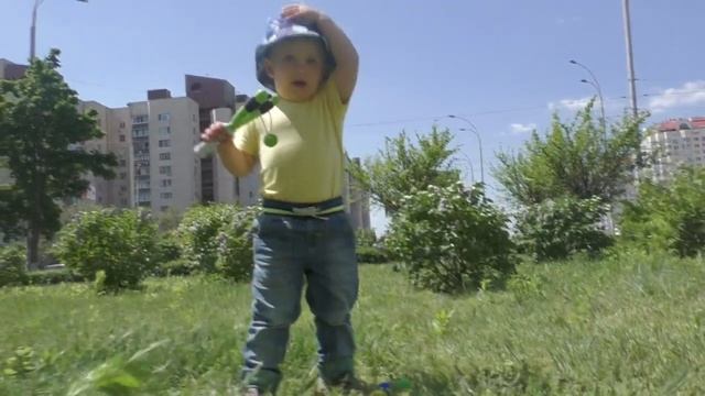 Рома и Диана Играем на улице