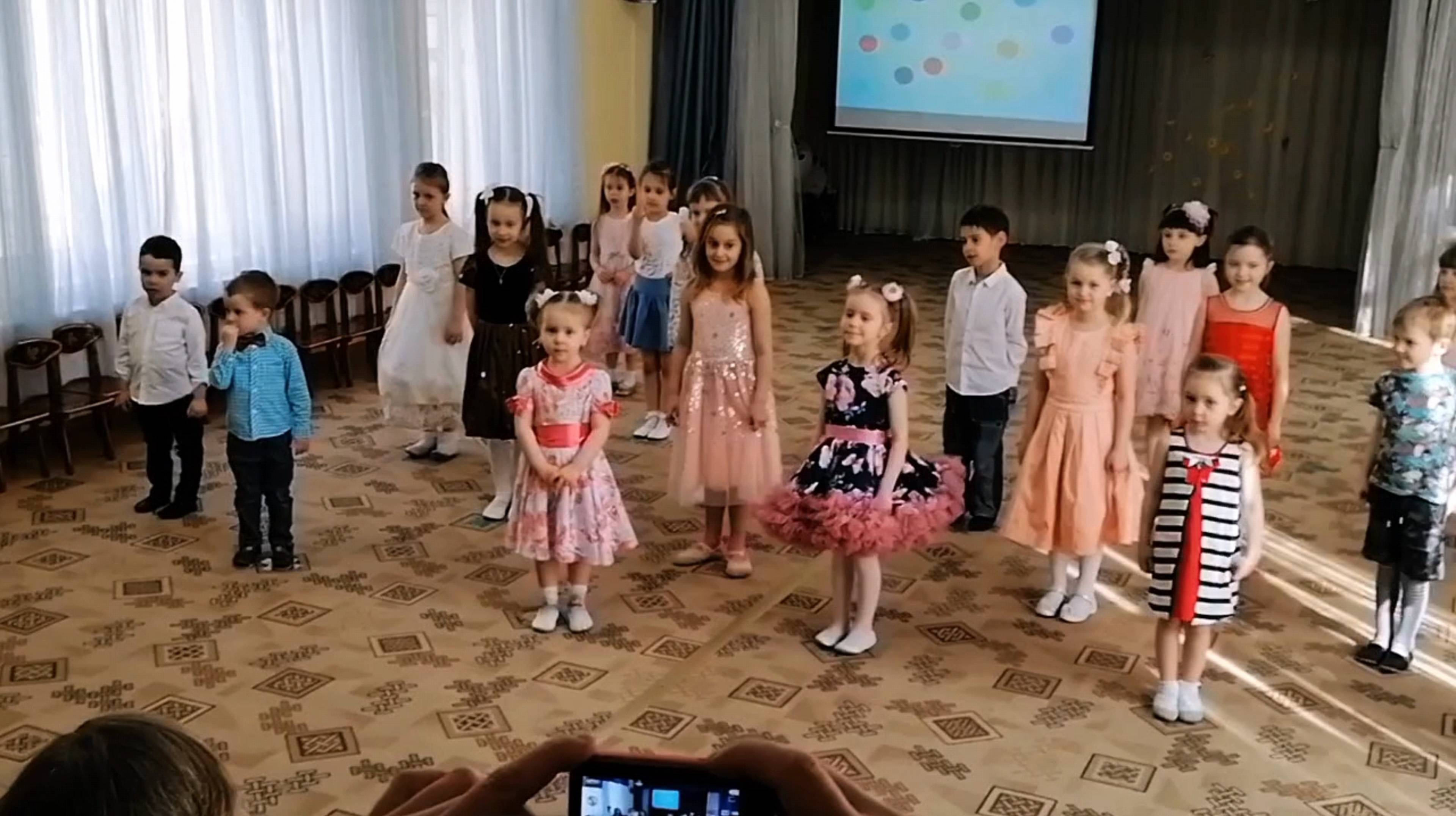 Детки поют и танцуют для родителей. Детский сад. Москва