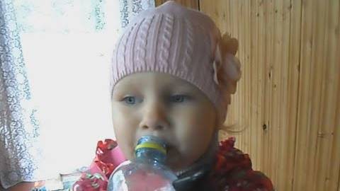 Алиса в саду кушает ягодки и пьет газировку