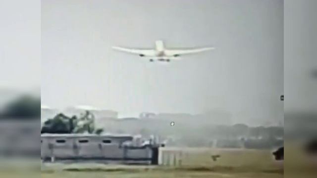 Момент взлёта и крушения самолёта Boeing 787 Dreamliner в Индии.