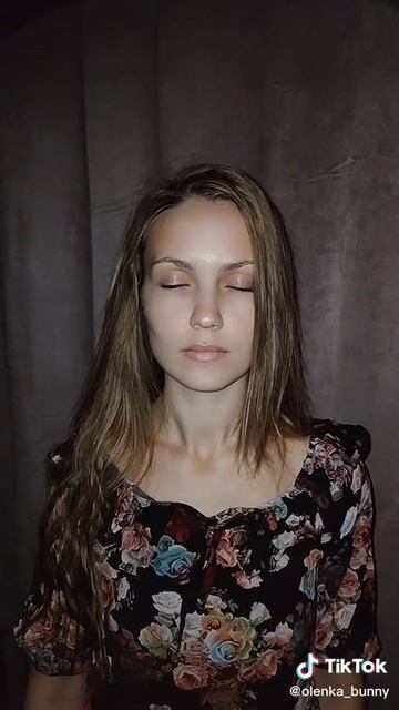 Самая красивая девочка с языком