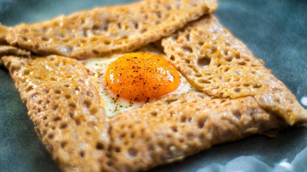Блинчики из гречневой муки с ветчиной и сыром