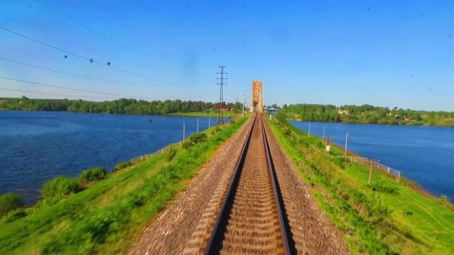 Вид из окна поезда - Река Волга.