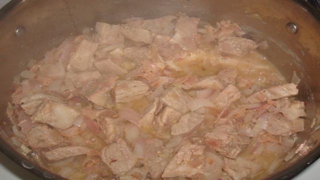 Картофель, тушенный со свининой