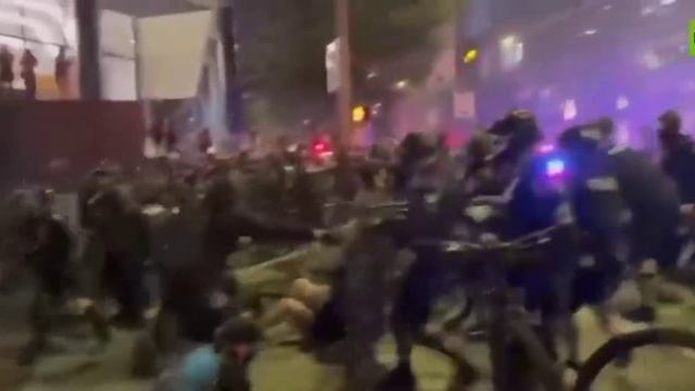 ПЕРЕКИНУЛИСЬ НА ДРУГИЕ ГОРОДА: массовые протесты в Соединенных Штатах набирает обороты.