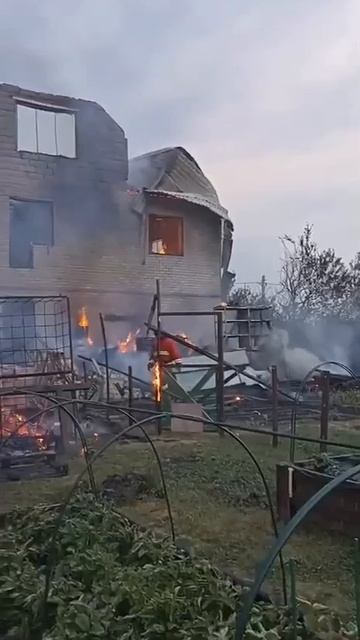Ещё кадры горящего дома в Новоусманском районе, который сожгла молния.