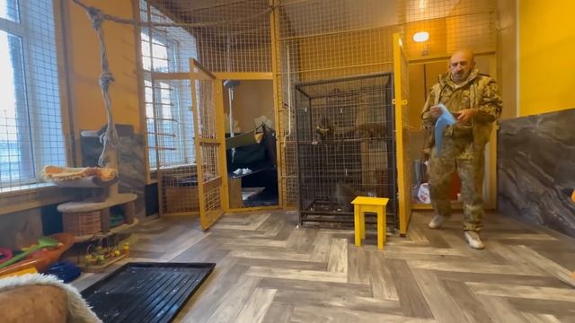 Девочки НА ПРАВО, мальчики НА ЛЕВО и только Люся ест с двух столов)))