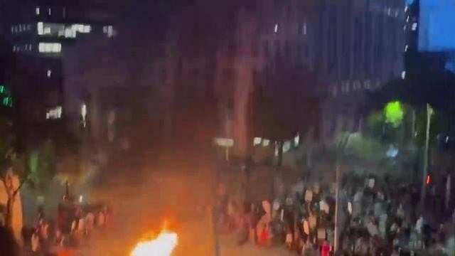 ПЕРЕКИНУЛИСЬ НА ДРУГИЕ ГОРОДА: массовые протесты в Соединенных Штатах набирает обороты.