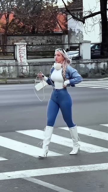 DHRzF9fliDc - These Fit Jeans look beautiful on this girl #shorts
