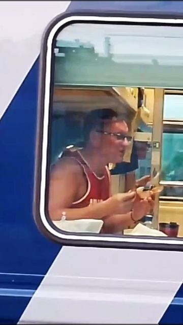 Трапеза в вагонеГастроли на поездеДорога к морюЗа окном купеАппетит в пути #поезд #купе #путешествие