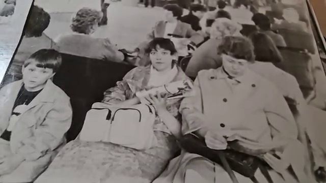 Ирина Хинди. Дождливый день, сидим дома. Разбираю Фото из семейного альбома.