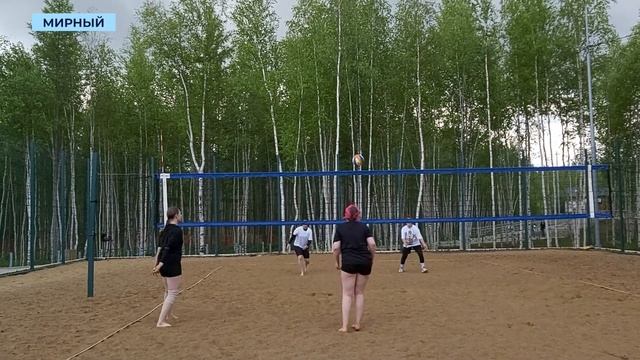 Полсотни спортсменов отметили День России соревнованиями по пляжному волейболу