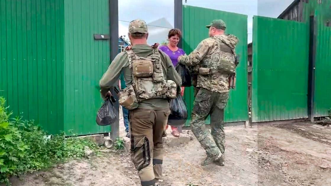 Бойцы ВС РФ в День России раздали гуманитарную помощь жителям Курского области