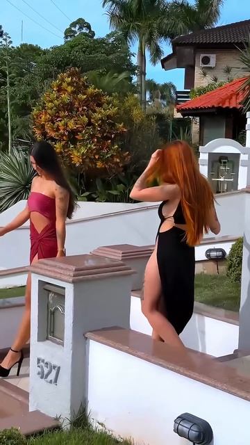 99Urwbzj4jE - 2 Elegant models in classy outfits for a dinner date #fashion #style #outfit #shorts