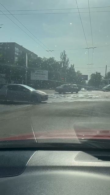Размыло асфальт из за которого образуется пробка на проспекте Ленинский/Куприна