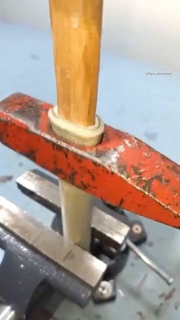 Обязательно запомни эту хитрость! Как сделать умную ручку молотка, которая поглощает вибрации #diy