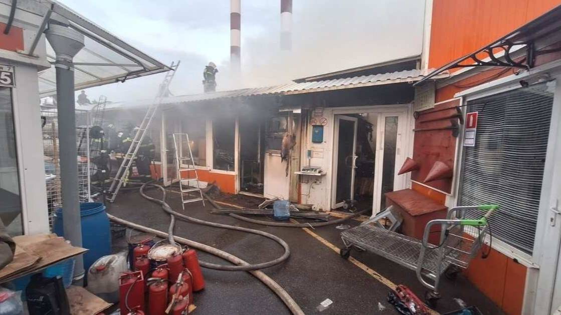 Пожар начался на рынке в ЖК "Изумрудные холмы" в Красногорске