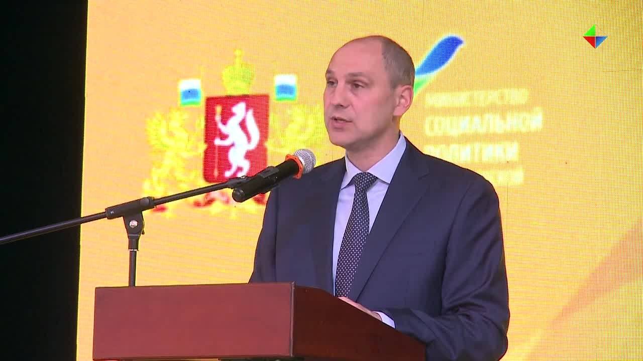 Денис Паслер наградил лучших социальных работников