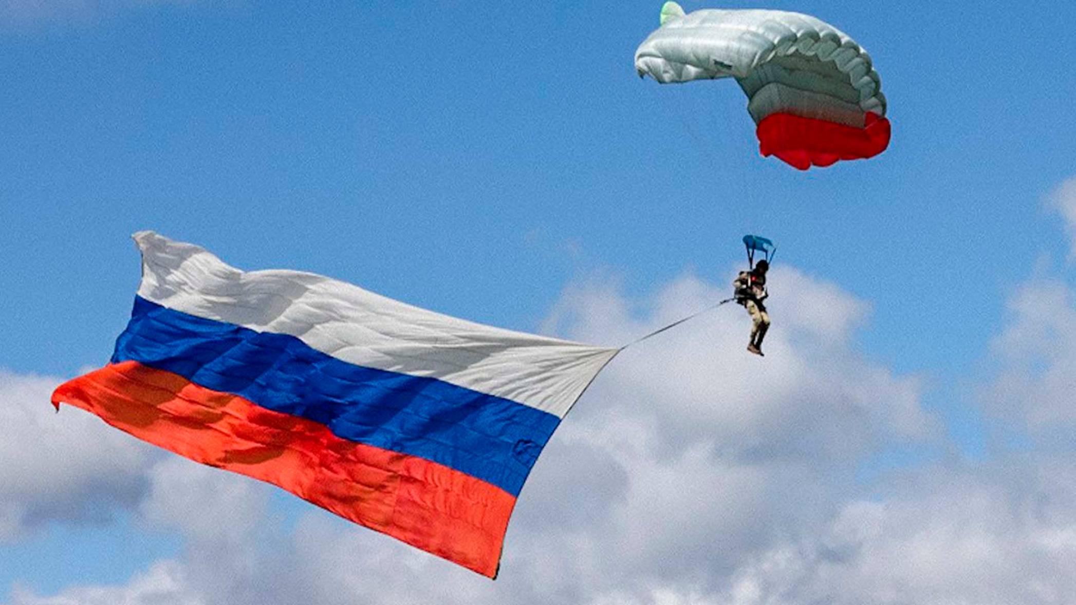 Спецназ Росгвардии совершил парашютное десантирование с российским флагом в честь Дня России