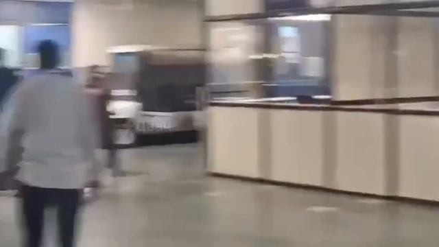 Самолёт лежит на жилых домах, а в больницах полный хаос. Кадры из Индии, где упал самолёт.