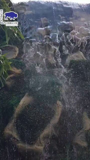 В центре Москвы появился тропический водопад в рамках проекта "Лето в Москве"