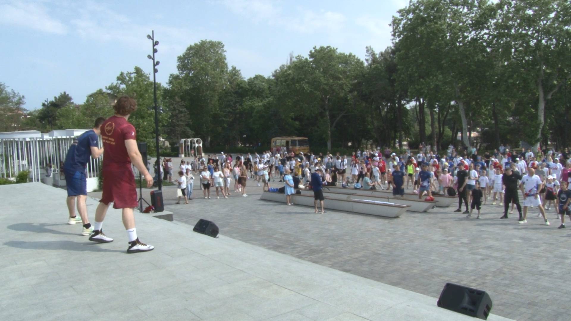 Традиционная утренняя зарядка прошла на Театральной площади