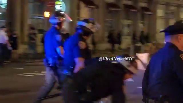 Полный хаос творится за пределами Федеральной площади в Нью-Йорке !!!