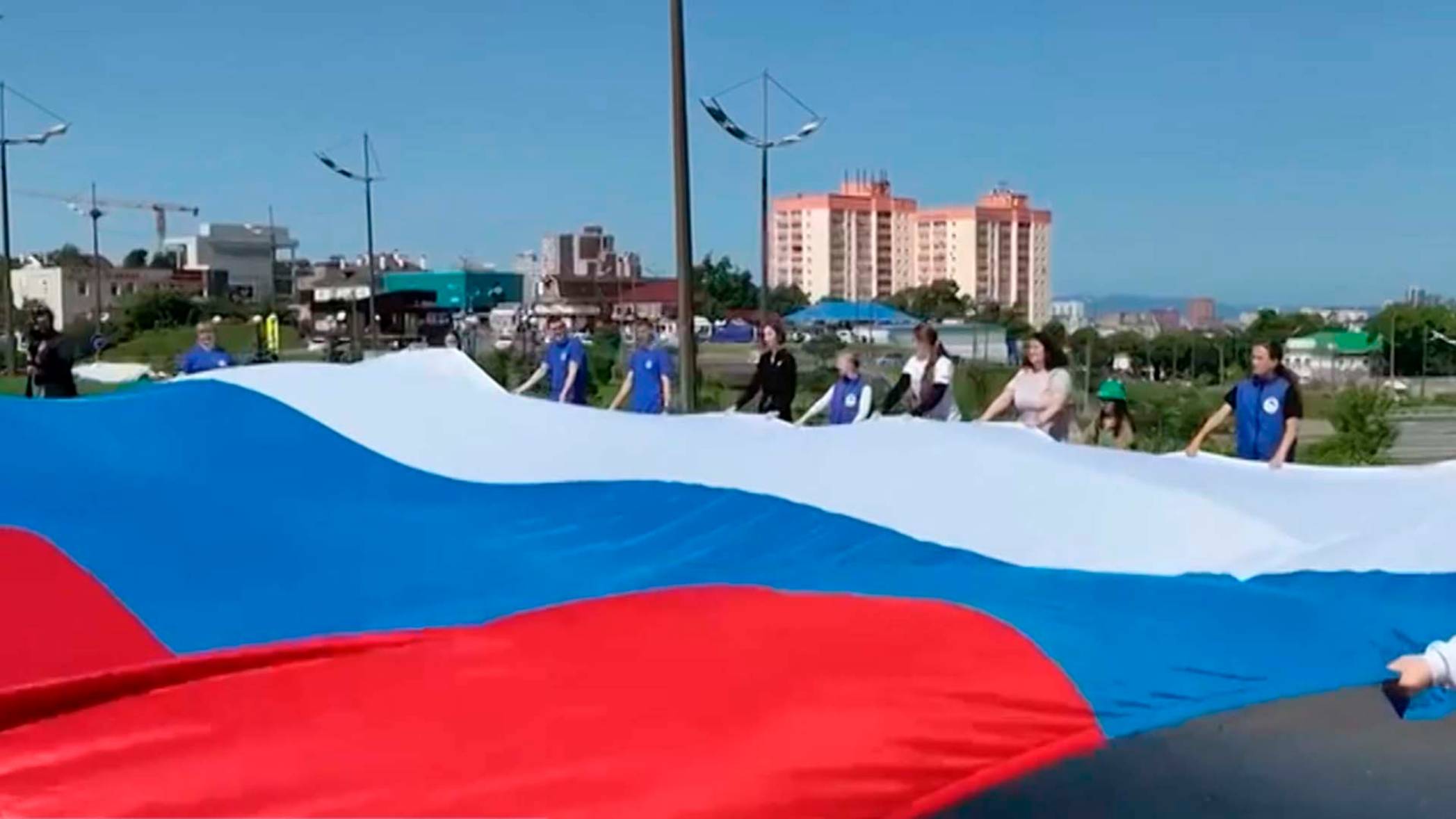 Гигантский флаг развернули в честь Дня России во Владивостоке