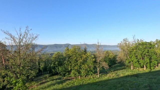 Вид из окна поезда - Жигулевские горы и река Волга. ст.Задельная.