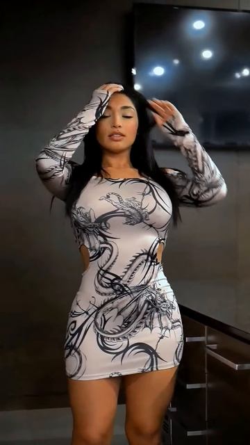 651WLY7iYhw - This girl looks stunning in this short dress #shorts