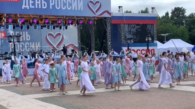 На площади Ленина началась праздничная программа, посвященная Дню России