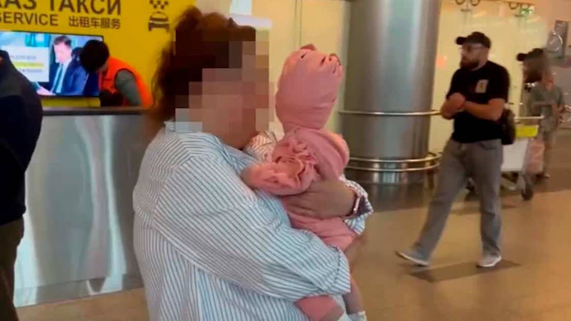Брошенную матерью в аэропорту Антальи новорожденную вернули в РФ