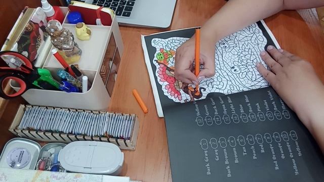 Раскрашиваю витражную раскраску. ПРОШУ СОВЕТА!
